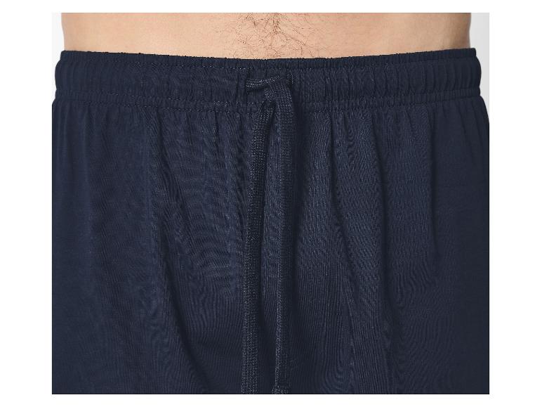 Elastischer Bund einer blauen Pyjamashorts mit Kordelzug.