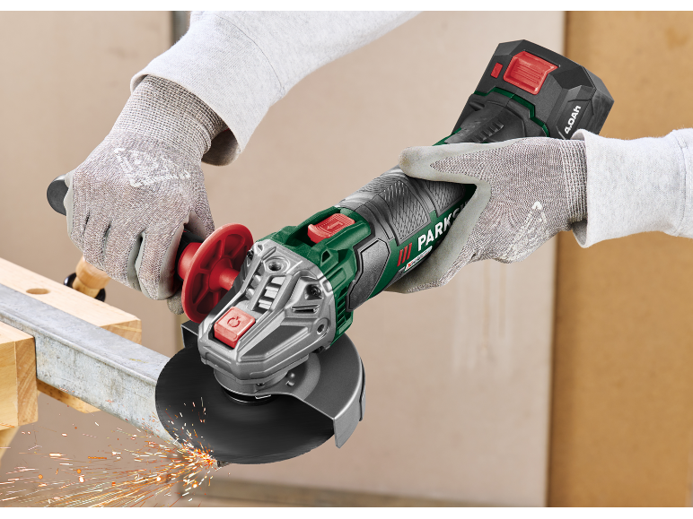 Hände in Handschuhen verwenden einen Winkelschleifer zum Schneiden einer Metallstange, mit Funken.