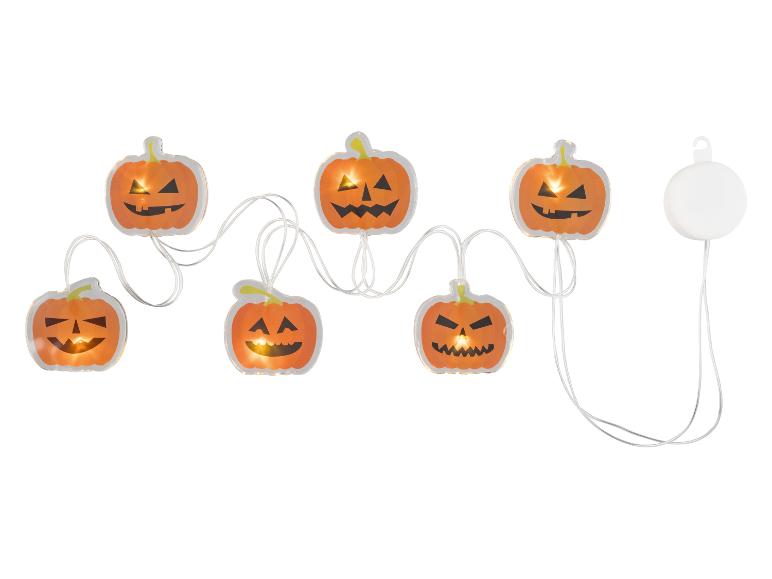 Halloween-Kürbis-Lichterkette auf weißem Hintergrund