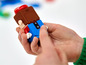 Eine LEGO Super Mario Figur mit Bluetooth-Knopf und Ein-/Aus-Knopf.