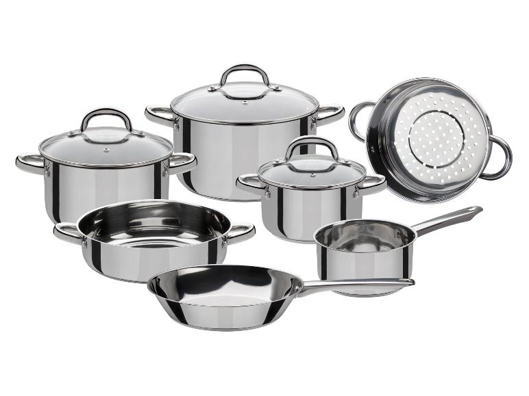 Ein Set aus Edelstahltöpfen, Pfannen und einem Dampfkorb mit Glasdeckeln.
