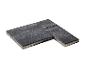 Dunkelgraue Pflasterplatten in L-Form auf weißem Hintergrund.