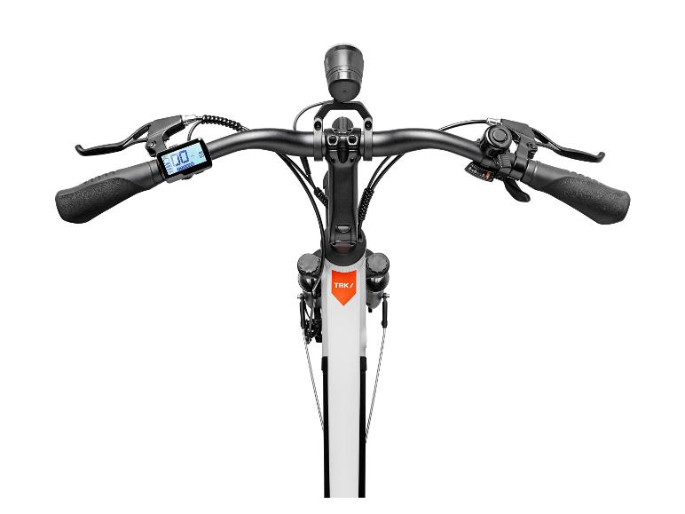 Nahaufnahme des Lenkers eines E-Bikes mit Digitalanzeige, Bremshebeln und Gangschaltung.