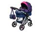Ein blauer Kinderwagen mit rosafarbenen Herzen, inklusive einer Tasche.