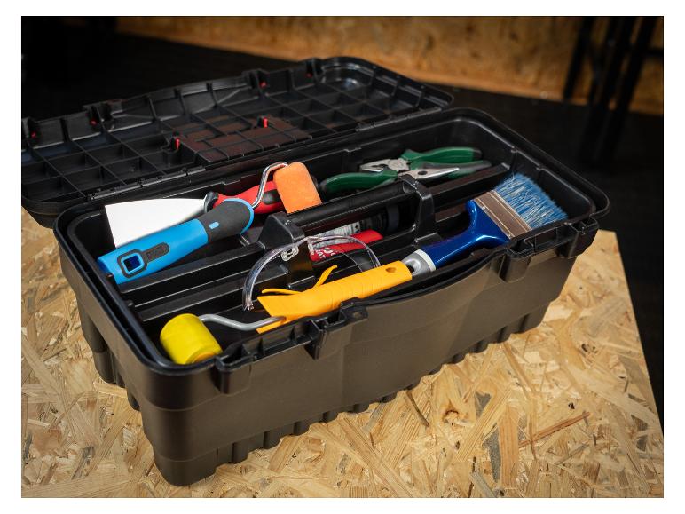 Offener schwarzer Werkzeugkasten mit Farbrollern, Pinsel, Spachtel, Zange und Schutzbrille.