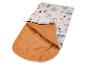 Babyschlafsack mit Tier- und Baumdruck, offen, mit orangefarbenem Innenfutter.