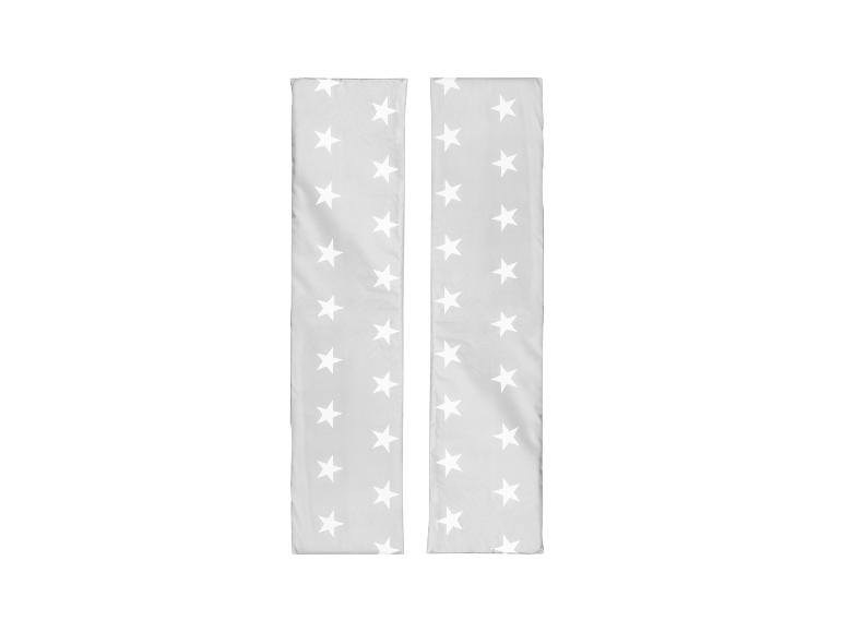 Zwei graue Vorhangpaneele mit weißen Sternen