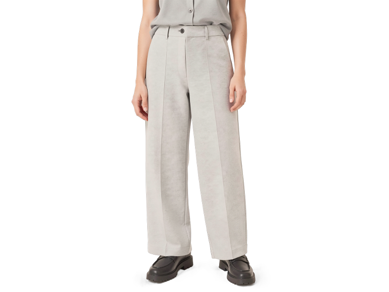Helle weite Damenhose mit Hemd und Schuhen