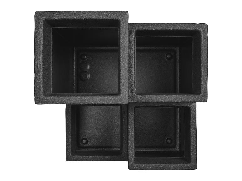 Draufsicht auf vier miteinander verbundene schwarze quadratische Pflanzgefäße mit strukturierten Oberflächen.