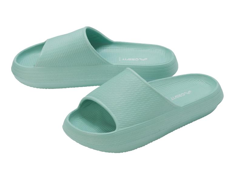Zwei mintgrüne, weiche und bequeme Sandalen mit strukturierter Sohle.