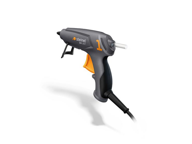 Graue Heißklebepistole mit orangefarbenen Akzenten und einem Klebestift
