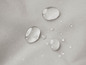 Wassertropfen auf einem wasserabweisenden Stoff.