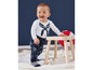 Baby in einem weißen Shirt mit Marine-Streifen und blauen Hosen mit Boots-Druck.