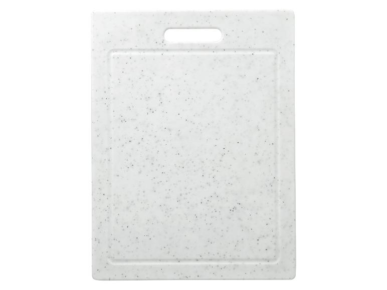 Weißes Schneidebrett mit schwarzen Sprenkeln und Griffaussparung