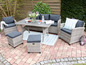 Gartenmöbel-Set mit einer Lounge-Bank, zwei Stühlen, einem Tisch und zwei Fußhockern