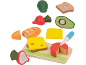 Holzspielzeugessen mit Brot, Käse, Avocado und Gemüse auf einem Schneidebrett mit Messer.