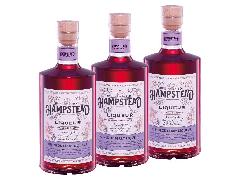 Drei dunkelrote Schlehen-Gin-Likörflaschen mit verzierten Etiketten.