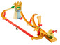 Eine Hot Wheels Rennbahn mit einer Looping-Schleife und einem Wasserfall.