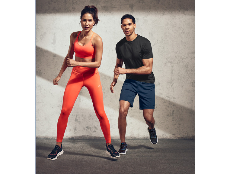 Eine Frau und ein Mann tragen Sportbekleidung und Puma-Sneaker.