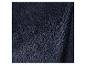 Nahaufnahme von dunkelblauem, weichem Fleecestoff