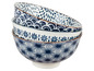 Drei blaue und weiße Schalen mit geometrischen und floralen Mustern.