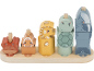 Holz-Stapelspielzeug mit nummerierten Meerestieren: Krabbe, Clownfisch, Seepferdchen, Schildkröte, Wal.