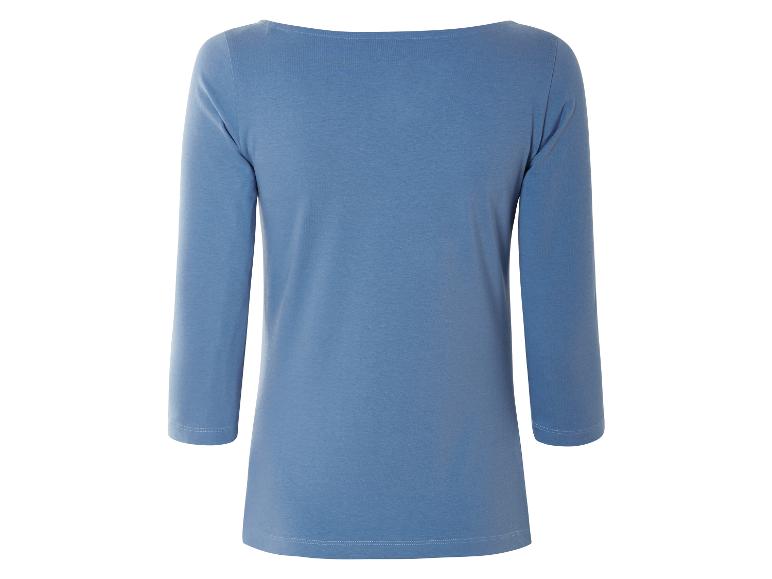 Hellblaues Langarmshirt.