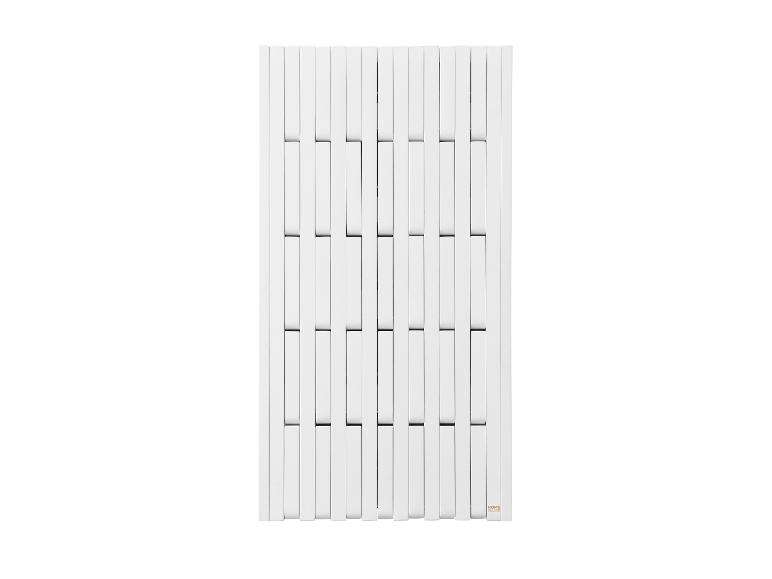 Weißer vertikaler Plattenheizkörper im modernen Design, mit abwechselnd vertieften Abschnitten.