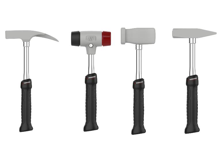 Vier verschiedene Hämmer mit grauen Köpfen und schwarzen Griffen.