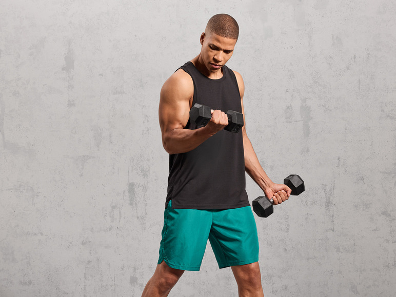 Mann in Sportkleidung, der Hanteln hält.