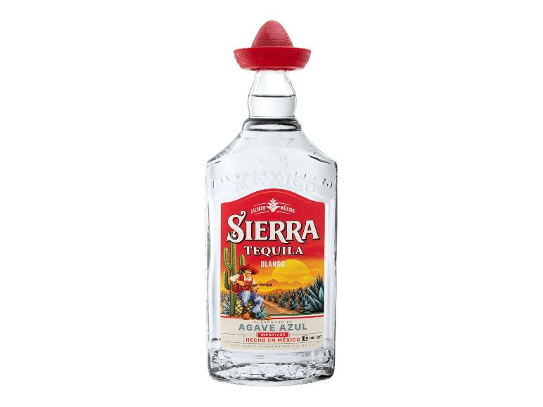 Flasche Sierra Tequila Blanco mit rotem Etikett und Sombrero-Verschluss.