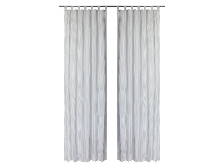 Zwei weiße, gestreifte Vorhänge an einer silbernen Schiene