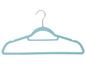 Ein hellblauer Samt-Kleiderbügel mit einem Metallhaken.