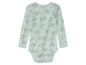 Ein Baby-Body mit langen Ärmeln und einem Muster aus Schafen und Vögeln.