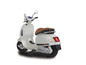Ein weißer Vespa-Roller mit braunem Sitz.