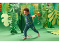 Kind spielt in einer grünen Dschungelumgebung, gekleidet in ein Paw Patrol Outfit.