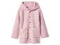 Rosa Kinderjacke mit Kapuze und Holzknöpfen.