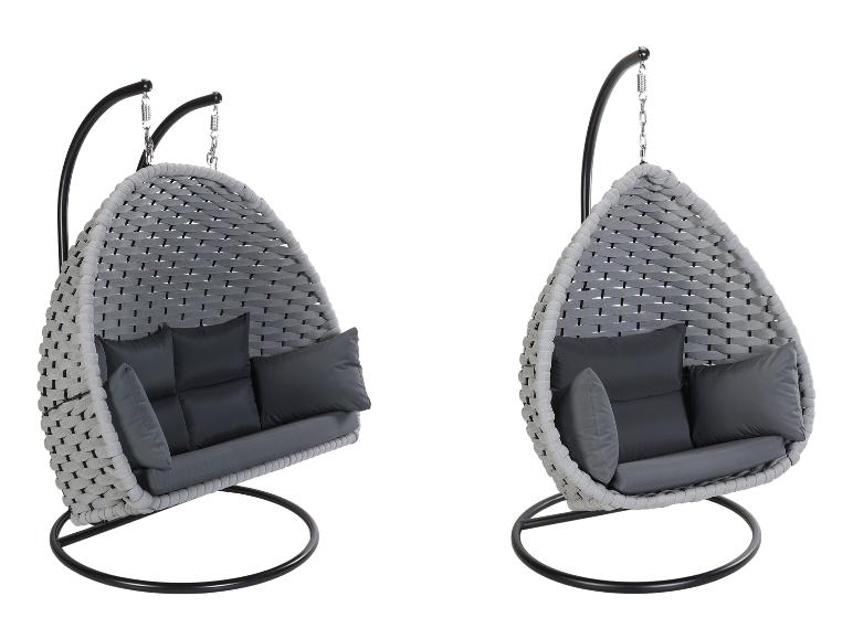 Zwei graue Hängesessel mit dunkelgrauen Kissen auf weißem Hintergrund.