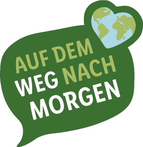 Etikett mit dem Text „AUF DEM WEG NACH MORGEN“ und einem herzförmigen Globus.