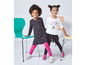 Zwei Mädchen tragen Leggings, ein schwarzes Kleid mit Blumenmuster und ein weißes T-Shirt mit Print.