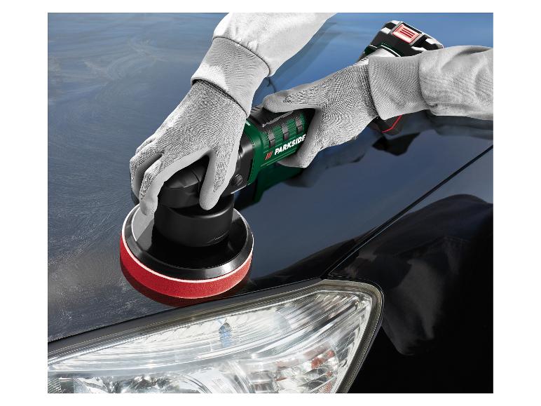 Person poliert ein schwarzes Auto mit einer Parkside Poliermaschine