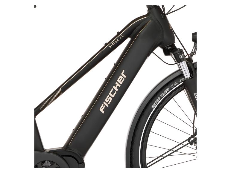Schwarzes E-Bike mit goldenen Akzenten und den Texten „VIATOR 4.2i“ und „FISCHER“ am Rahmen.
