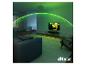 Wohnzimmer mit grünem Surround-Sound, der von einem Fernseher ausgeht, mit DTS:X-Logo.