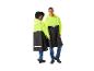 Zwei Personen tragen neongelbe und schwarze Regenponchos.