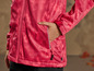 Eine rosafarbene Softshelljacke mit Tarnmuster.