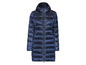 Eine dunkelblaue, lange, gesteppte Jacke mit Kapuze.