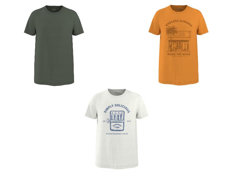 Kurzarm-T-Shirts: ein schlichtes grünes, ein orangefarbenes mit Surf-Print und ein weißes mit Sardinen-Print.