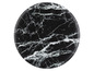 Ein runder, schwarzer Untersetzer mit Marmor-Muster.