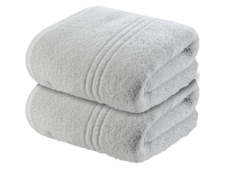 Zwei weiße Handtücher gefaltet