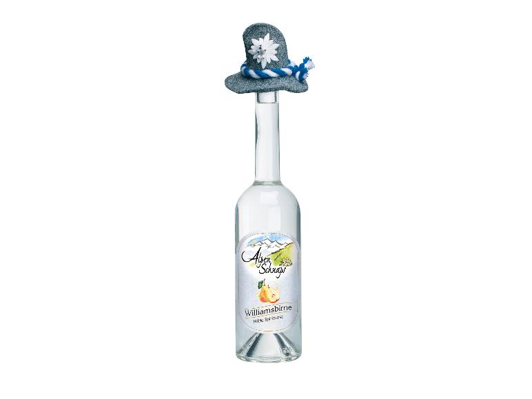 Birnenschnapsflasche mit einem Berghut und einem Etikett mit Berglandschaft